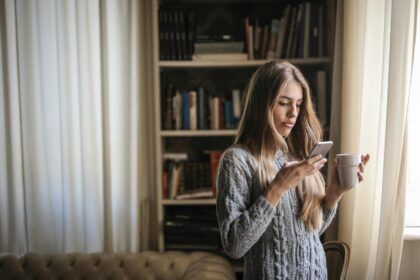 ¿Qué es el text neck y cómo el uso del celular puede dañar la cervical?