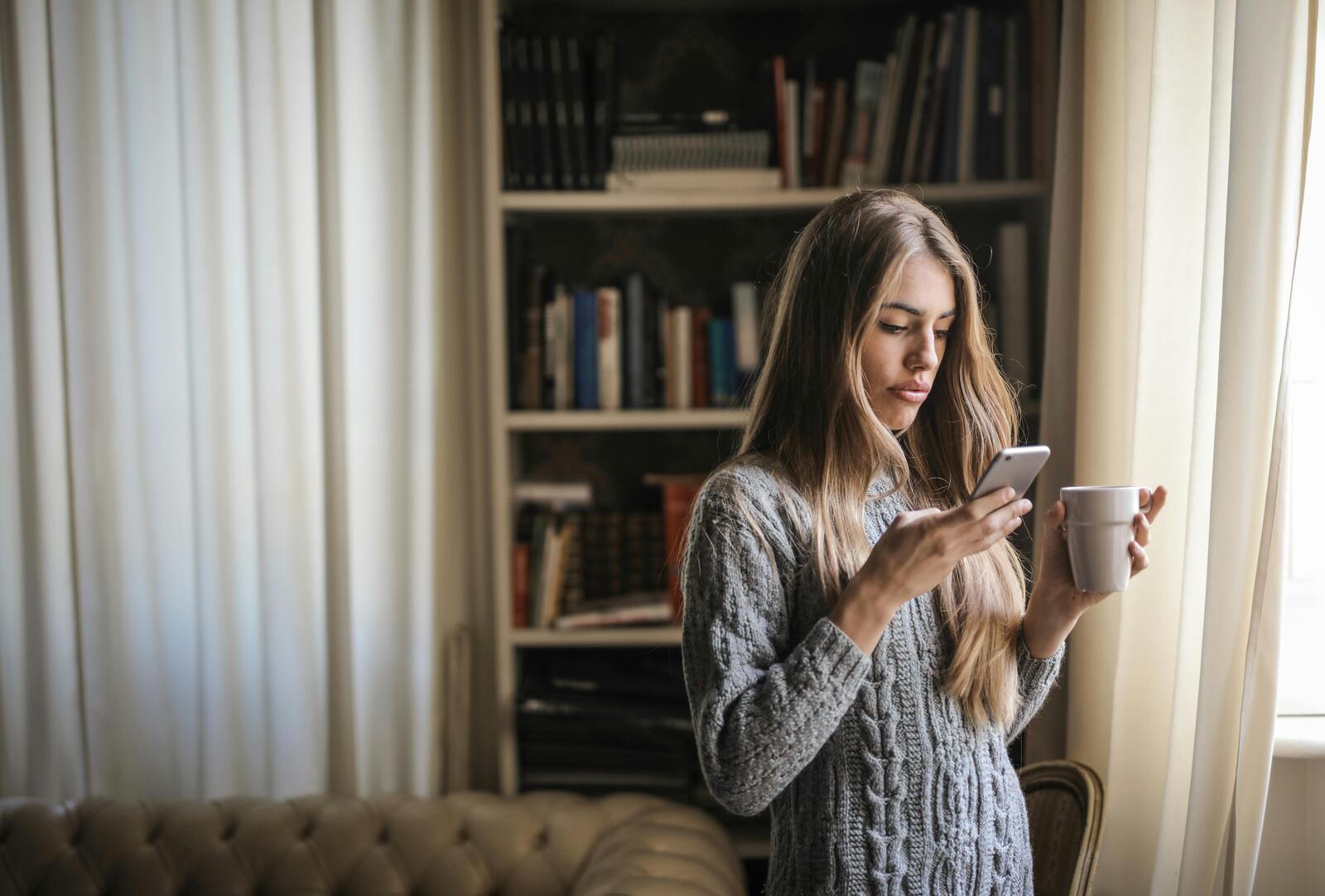 ¿Qué es el text neck y cómo el uso del celular puede dañar la cervical?