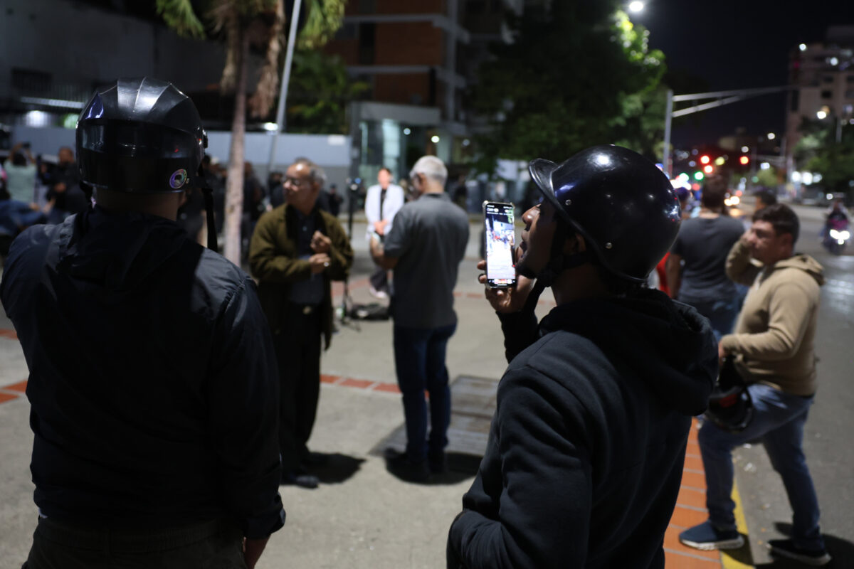 Familiares de presos políticos se mantienen a la espera de su excarcelación 