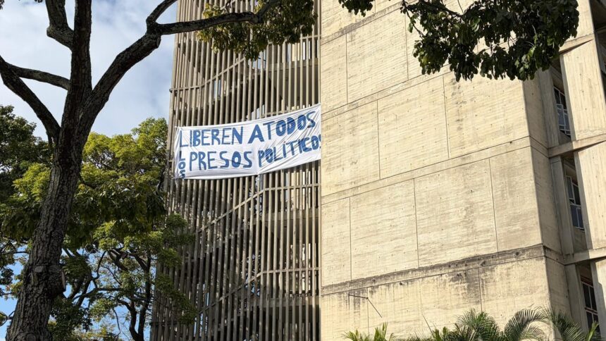 Estudiantes desplegaron pancartas en distintas universidades para exigir la libertad de los presos políticos en Venezuela