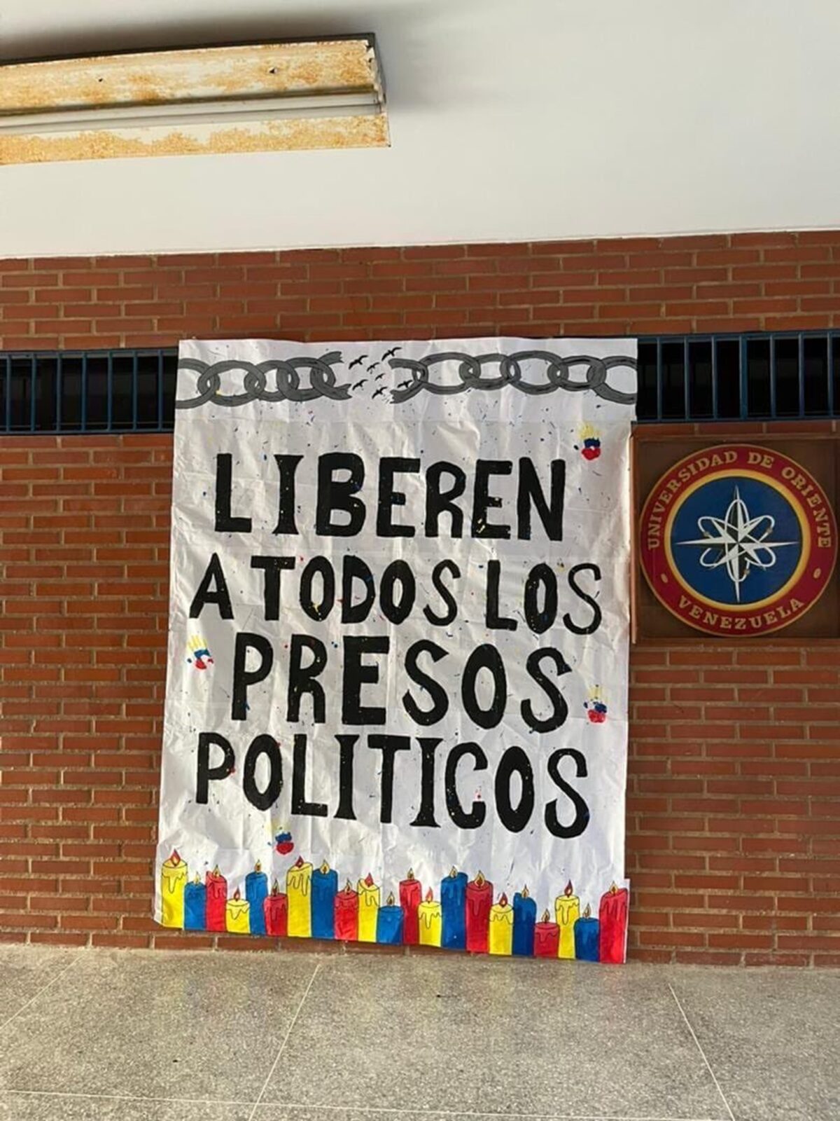 Estudiantes desplegaron pancartas en distintas universidades para exigir la libertad de los presos políticos en Venezuela