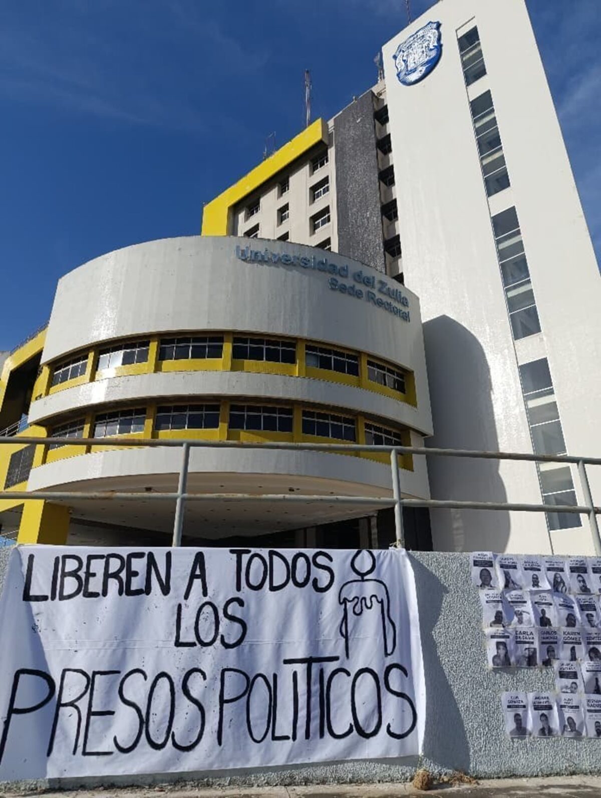 Estudiantes desplegaron pancartas en distintas universidades para exigir la libertad de los presos políticos en Venezuela