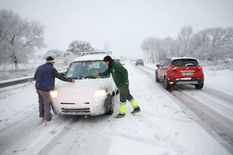 En imágenes: una intensa nevada cubrió las calles de Madrid