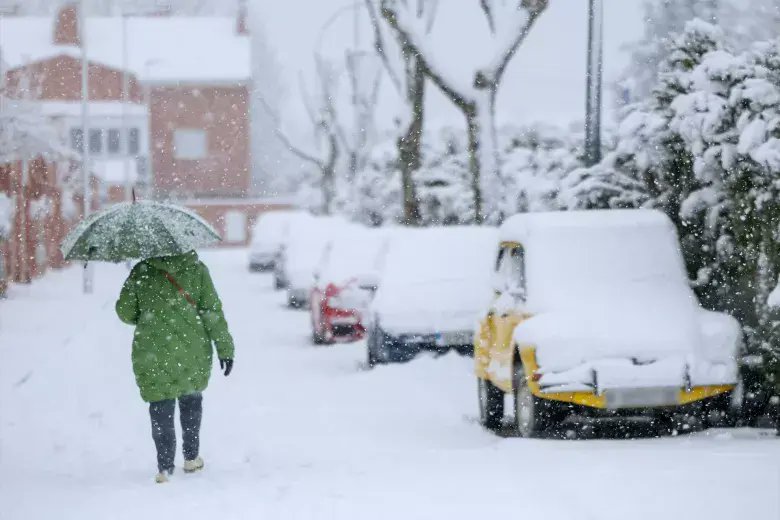 En imágenes: una intensa nevada cubrió las calles de Madrid