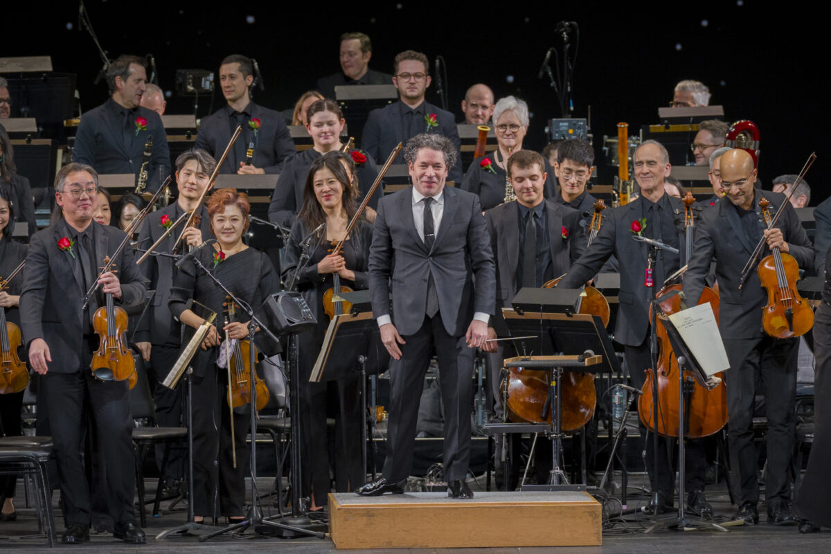 Dudamel recibió aplausos de pie en el primer concierto de la Filarmónica de Nueva York en el Radio City Music Hall