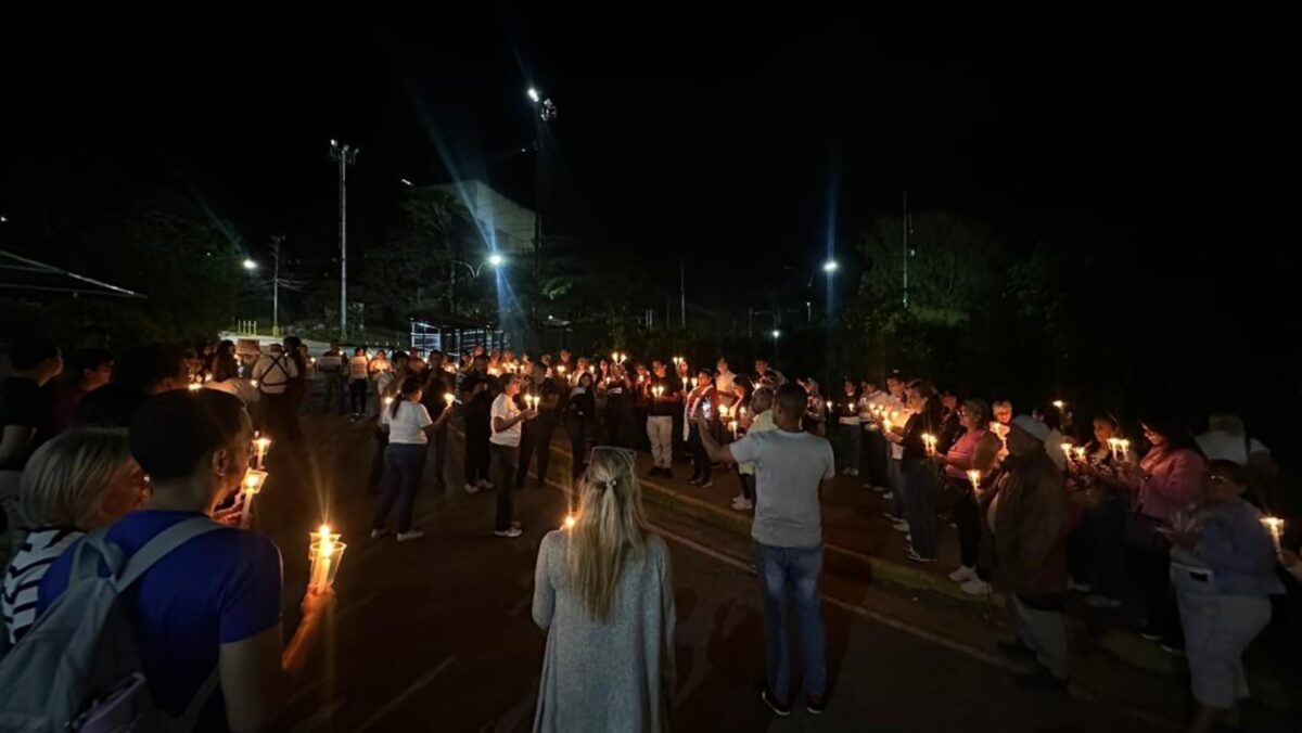 En imágenes: familiares de presos políticos realizan vigilia en espera de liberaciones