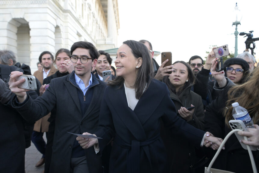 Machado le entregó a Trump la medalla del Nobel de la Paz enmarcada como símbolo de "gratitud"