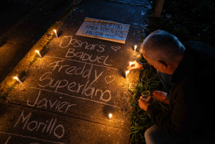 Familiares de presos políticos escribieron en el suelo los nombres de los detenidos durante la vigilia