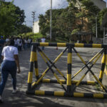 Familiares de presos políticos esperan frente al centro penitenciario Rodeo I Foto: EFE/ Boris Vergara