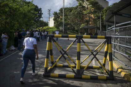 Familiares de presos políticos esperan frente al centro penitenciario Rodeo I Foto: EFE/ Boris Vergara