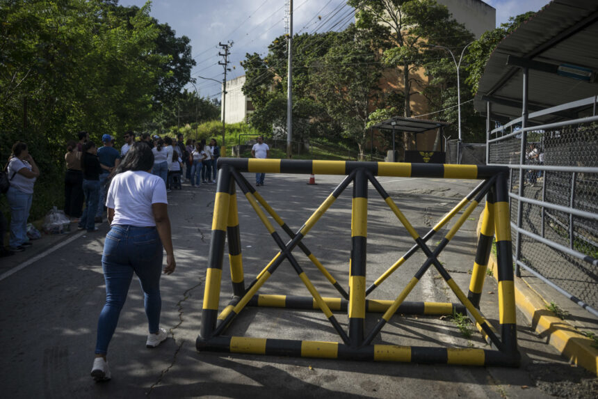 Familiares de presos políticos esperan frente al centro penitenciario Rodeo I Foto: EFE/ Boris Vergara