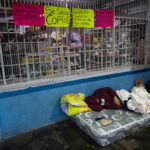 Comida, baños, traslados, los otros costos de esperar las excarcelaciones en Venezuela