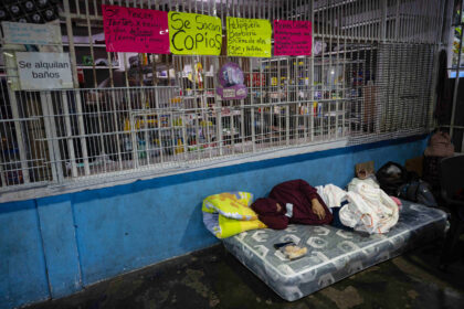 Comida, baños, traslados, los otros costos de esperar las excarcelaciones en Venezuela