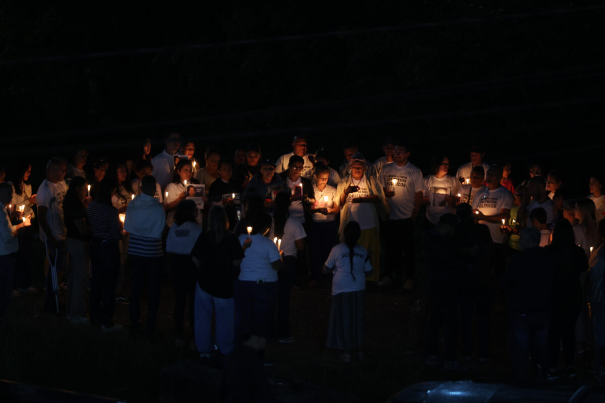 Familiares de presos políticos cumplen una semana en vigilia a la espera de más liberaciones