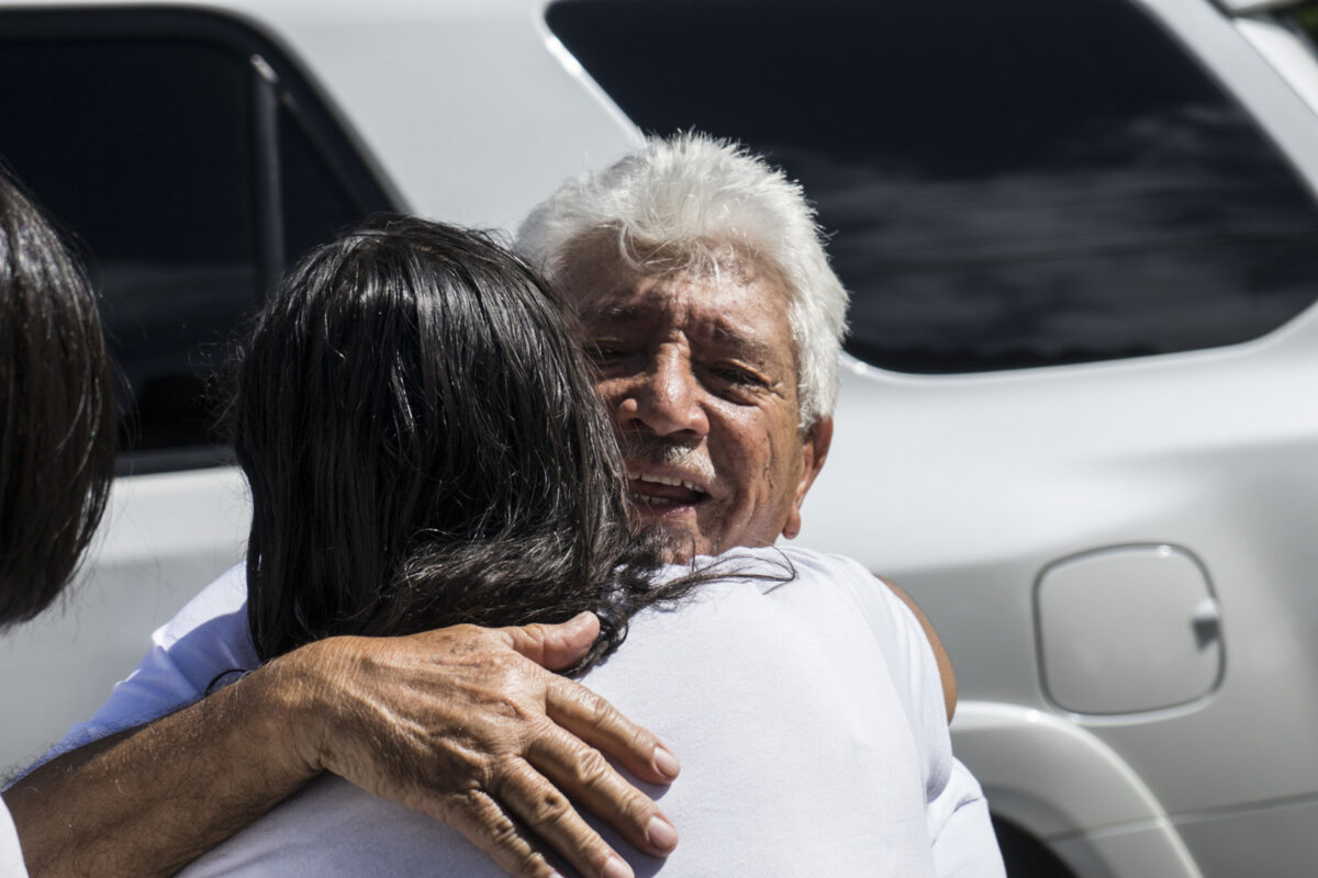 AME4283. ZAMORA (VENEZUELA), 11/01/2026.- El padre del ex militar Juan Carlos Caguaripano, Juan Carlos Caguaripano (d), reacciona luego de visitar a su hijo y preso político recluido en el centro penitenciario Rodeo I este domingo, en Zamora estado de Miranda (Venezuela). Familiares de presos políticos en Venezuela pasan la tercera noche en espera de excarcelaciones, luego de que el jueves las autoridades anunciaran la liberación de un "número importante" de estos detenidos, un proceso que organizaciones no gubernamentales y la oposición mayoritaria denuncian que avanza a cuentagotas. EFE/ Boris Vergara