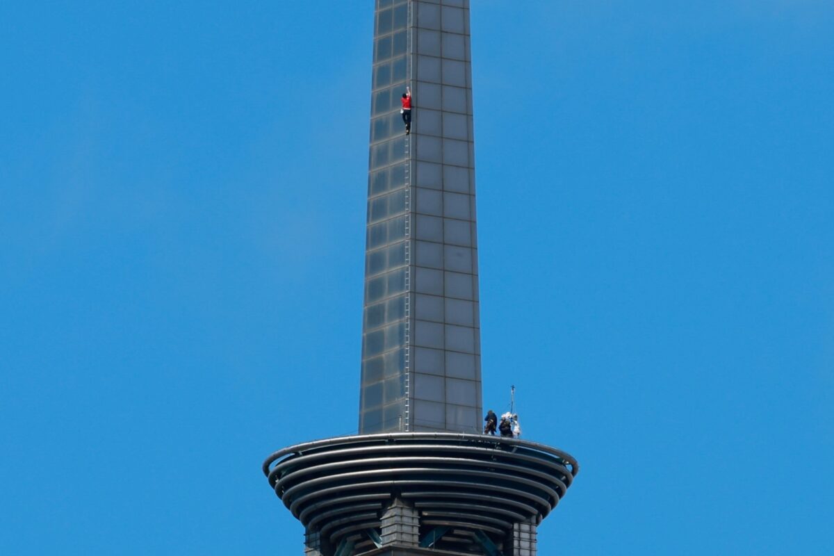 En imágenes: el estadounidense Alex Honnold hizo historia al escalar el Taipei 101 sin cuerdas ni arnés
