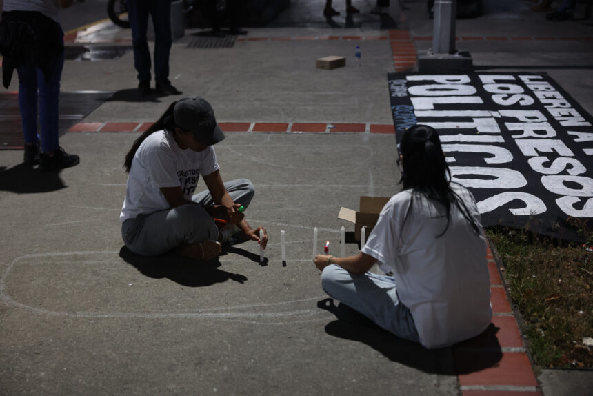 En imágenes: familiares de presos políticos realizan vigilia en espera de liberaciones