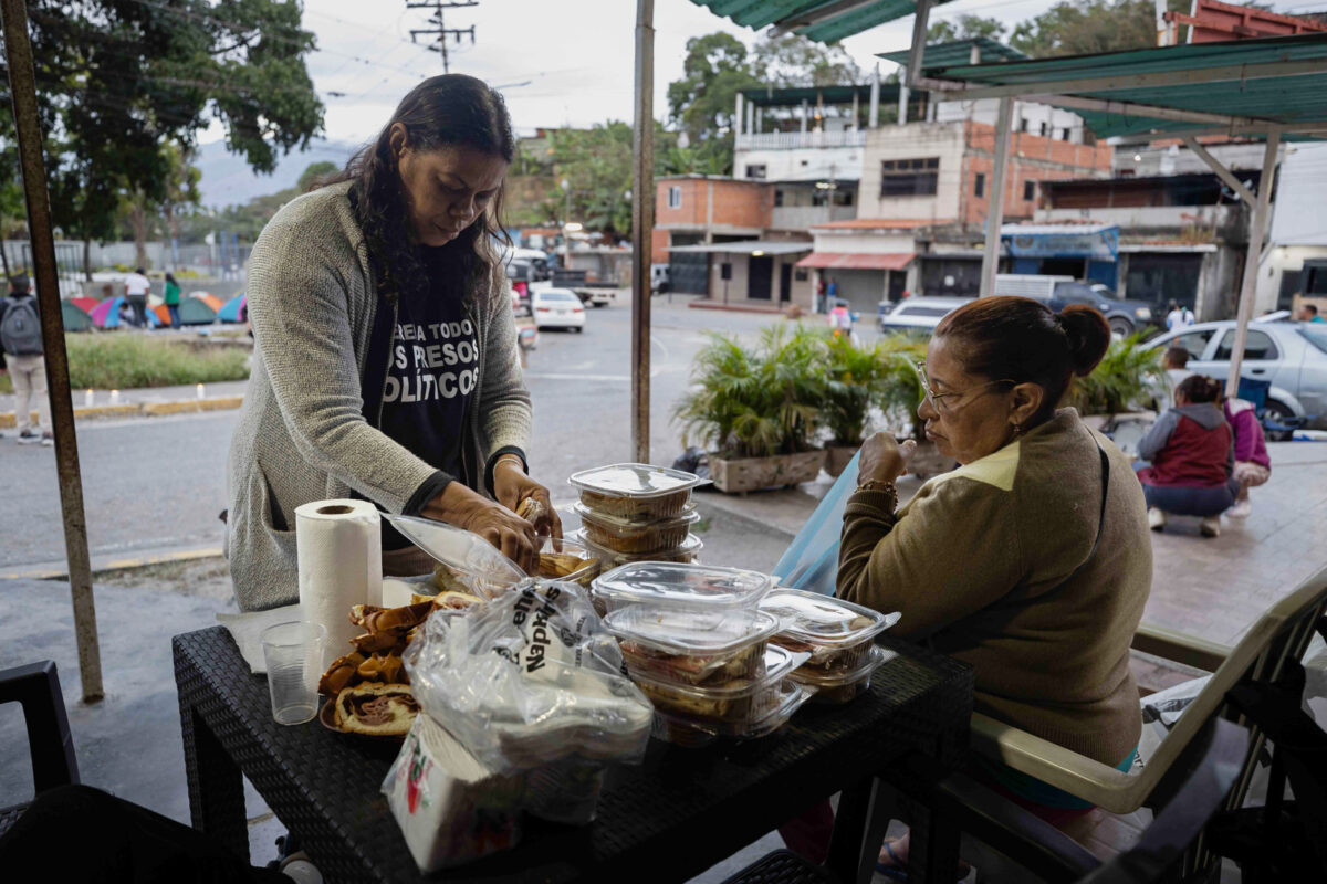 Comida, baños, traslados, los otros costos de esperar las excarcelaciones en Venezuela