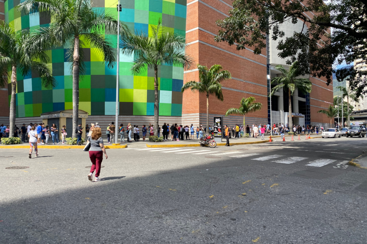 Calles desoladas y largas colas para alimentos y gasolina marcaron el domingo en Caracas