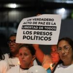 Familiares de presos políticos escribieron en el suelo los nombres de los detenidos durante la vigilia