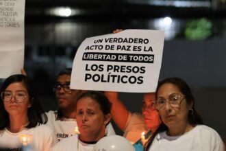 Familiares de presos políticos escribieron en el suelo los nombres de los detenidos durante la vigilia