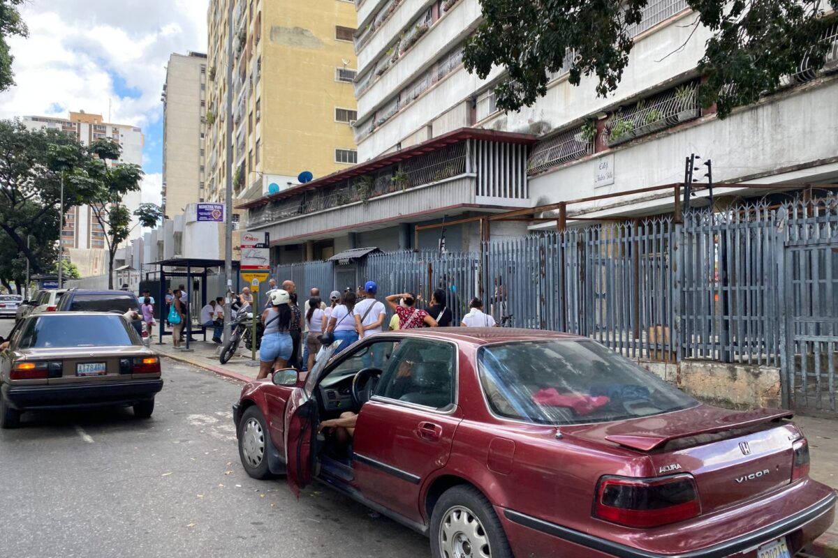 Calles desoladas y largas colas para alimentos y gasolina marcaron el domingo en Caracas