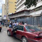 Calles desoladas y largas colas para alimentos y gasolina marcaron el domingo en Caracas