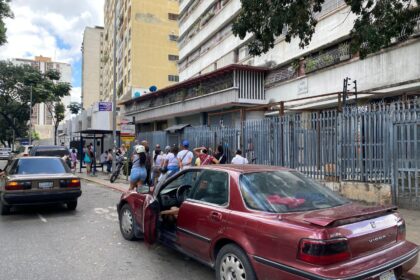 Calles desoladas y largas colas para alimentos y gasolina marcaron el domingo en Caracas