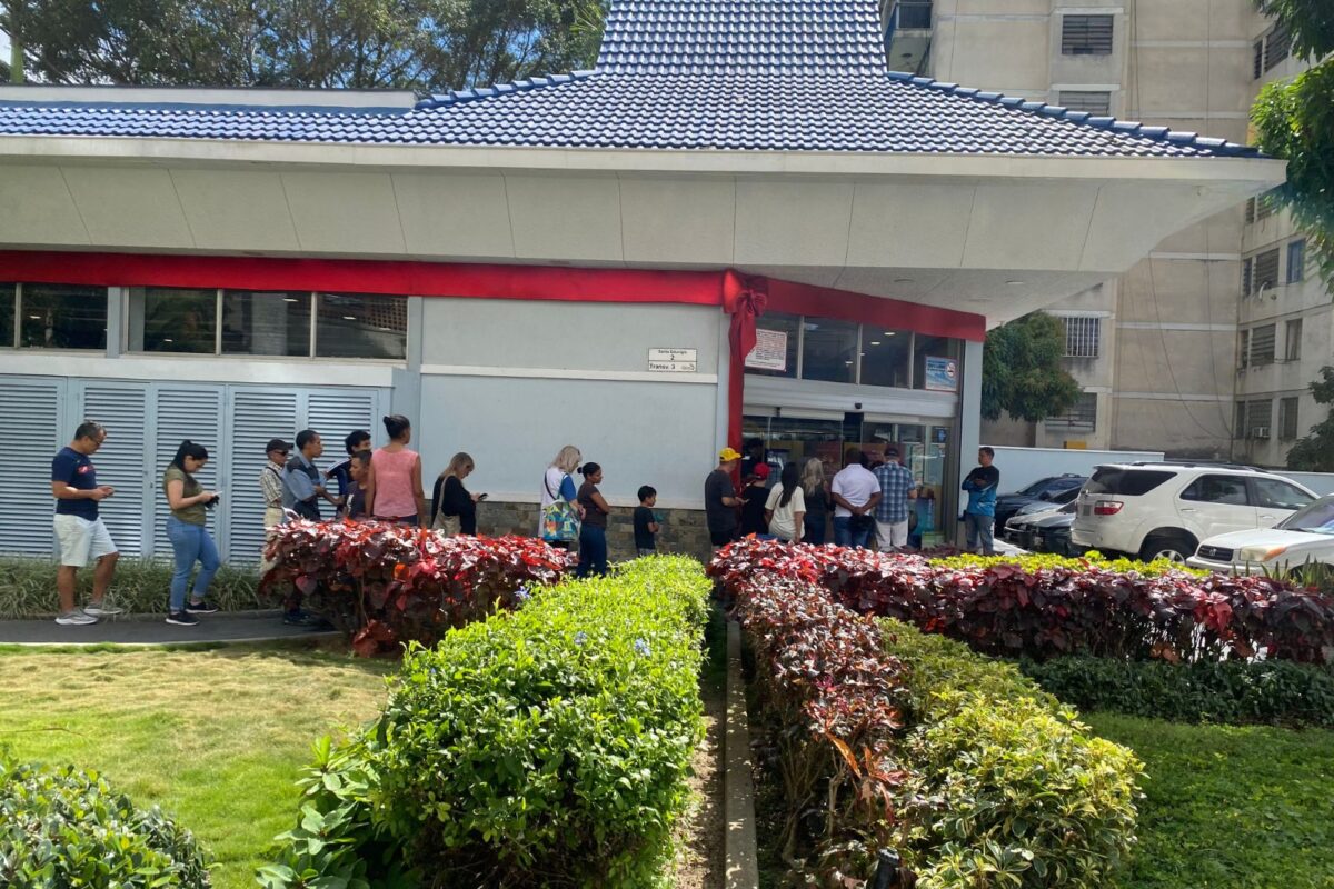 Calles desoladas y largas colas para alimentos y gasolina marcaron el domingo en Caracas