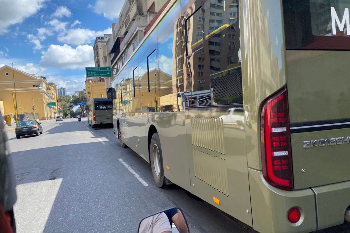 Calles desoladas y largas colas para alimentos y gasolina marcaron el domingo en Caracas