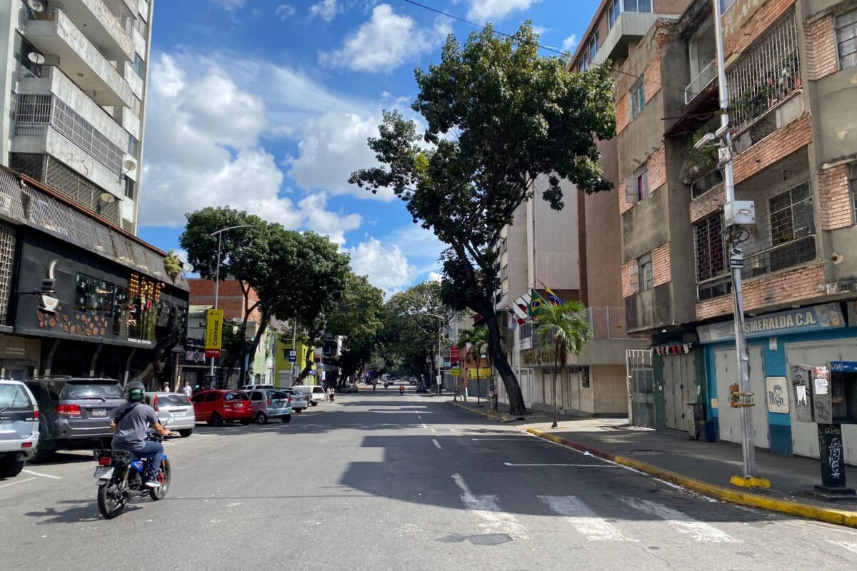 Calles desoladas y largas colas para alimentos y gasolina marcaron el domingo en Caracas