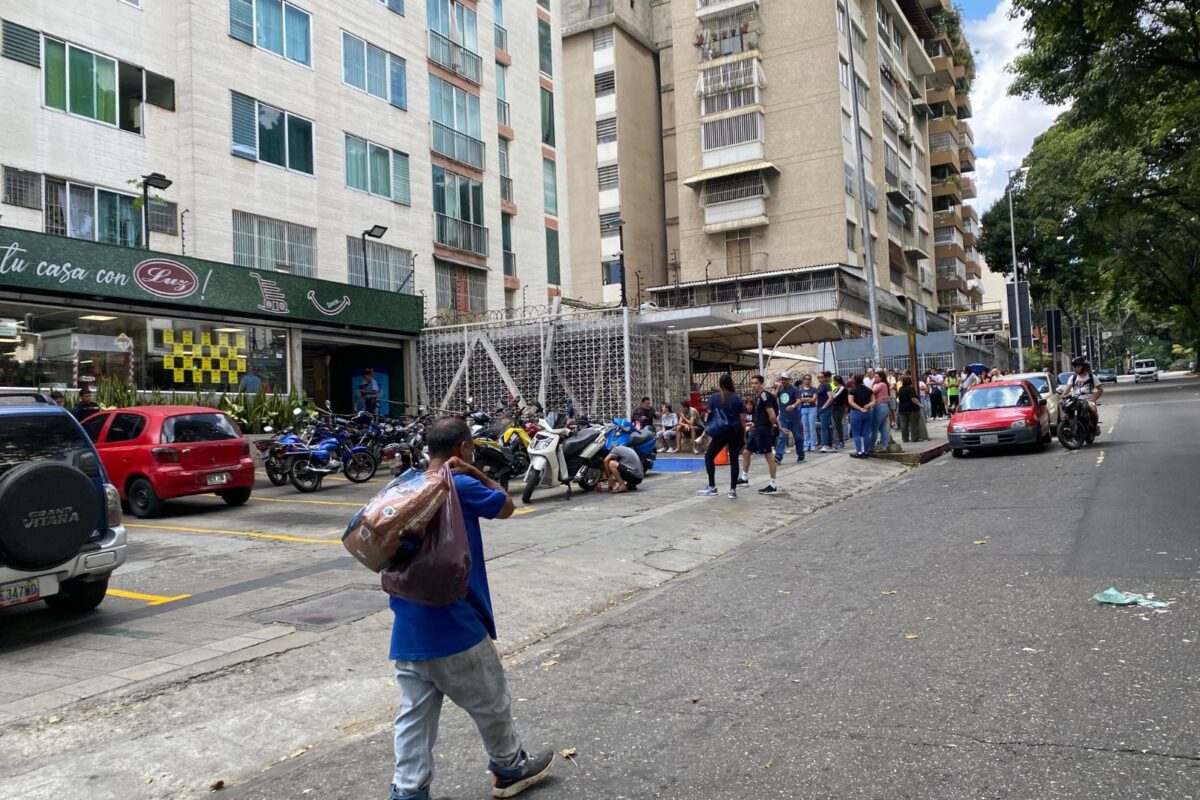Calles desoladas y largas colas para alimentos y gasolina marcaron el domingo en Caracas