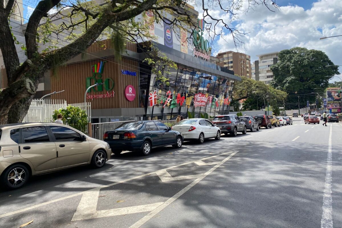 Calles desoladas y largas colas para alimentos y gasolina marcaron el domingo en Caracas