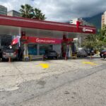Calles desoladas y largas colas para alimentos y gasolina marcaron el domingo en Caracas