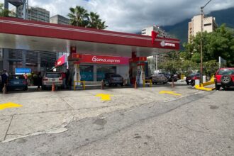 Calles desoladas y largas colas para alimentos y gasolina marcaron el domingo en Caracas