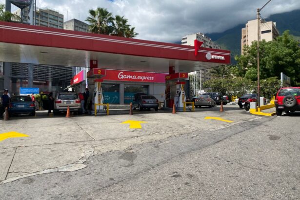 Calles desoladas y largas colas para alimentos y gasolina marcaron el domingo en Caracas