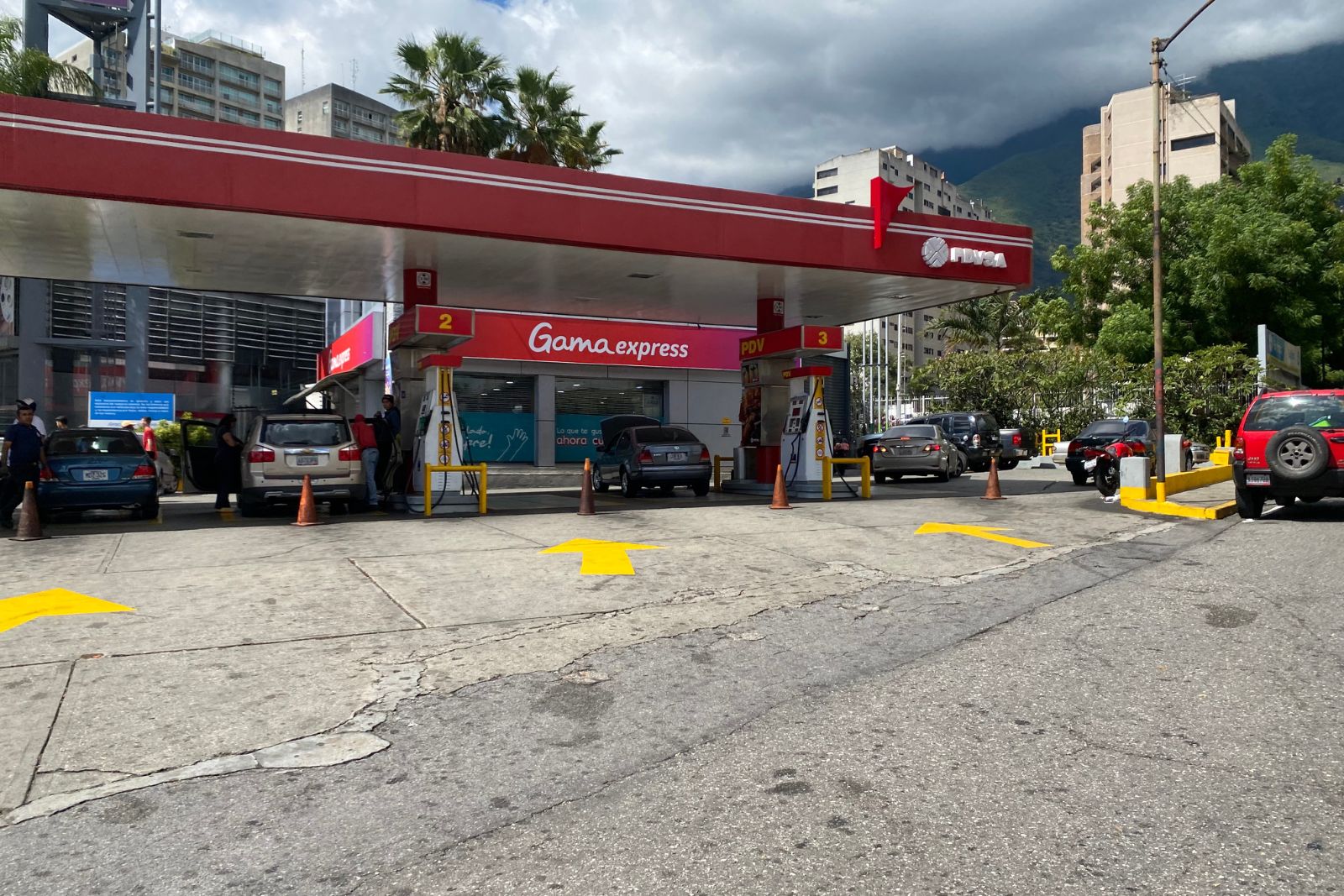 Calles desoladas y largas colas para alimentos y gasolina marcaron el domingo en Caracas