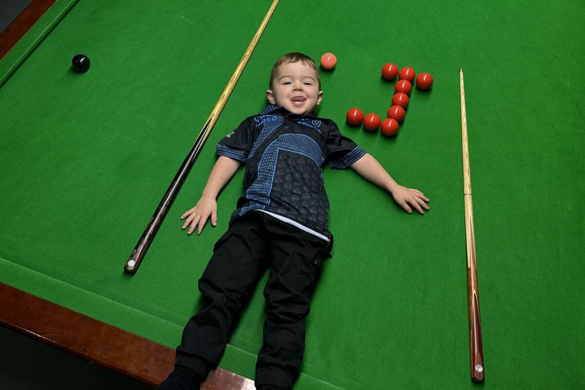 Un niño de 3 años en Inglaterra consiguió dos récords Guinness en billar.
