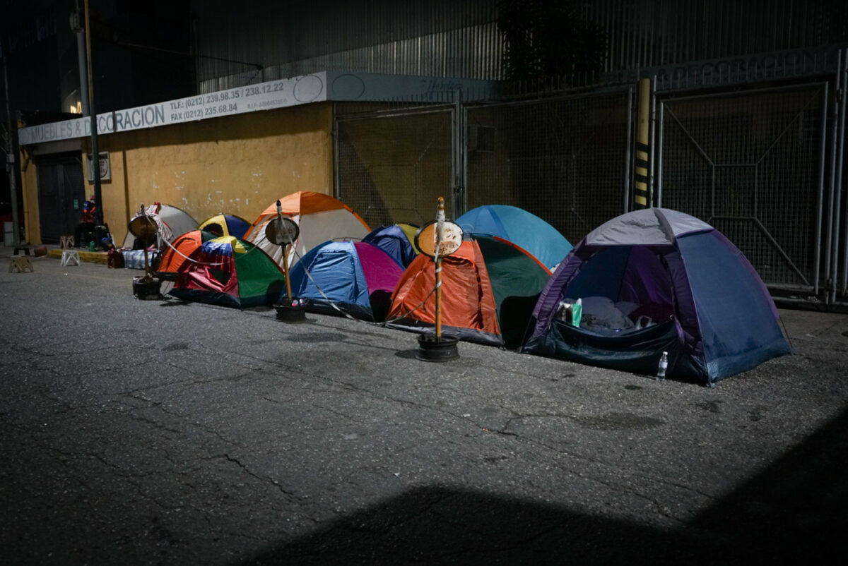 Un campamento de historias y sueños resiste frente a la Zona 7 de la PNB