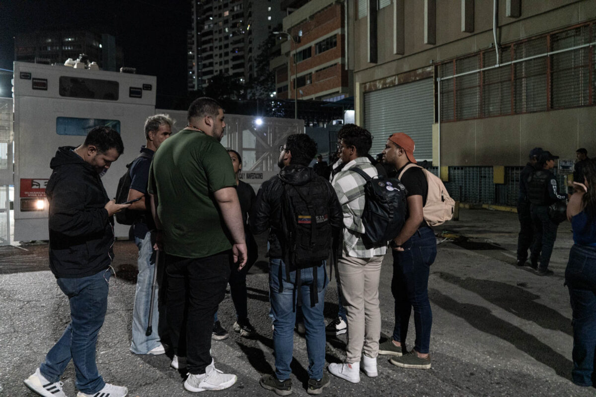 Un campamento de historias y sueños resiste frente a la Zona 7 de la PNB