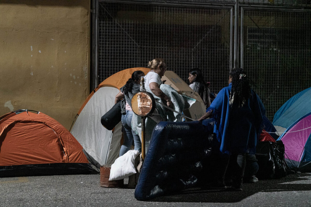 Un campamento de historias y sueños resiste frente a la Zona 7 de la PNB