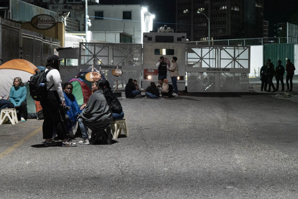 Un campamento de historias y sueños resiste frente a la Zona 7 de la PNB