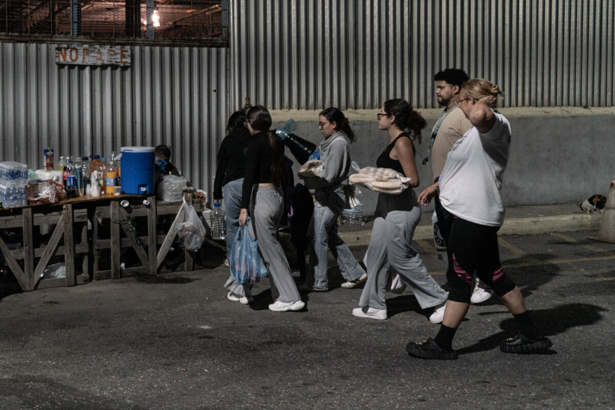 Un campamento de historias y sueños resiste frente a la Zona 7 de la PNB