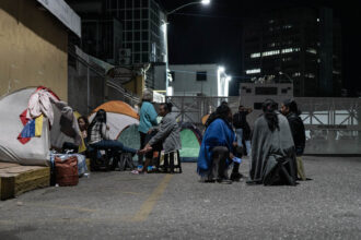 Un campamento de historias y sueños resiste frente a la Zona 7 de la PNB