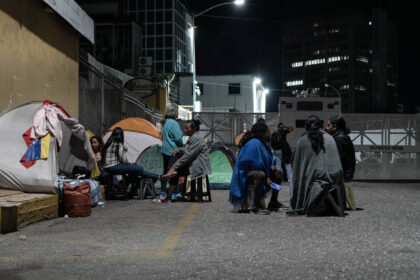Un campamento de historias y sueños resiste frente a la Zona 7 de la PNB