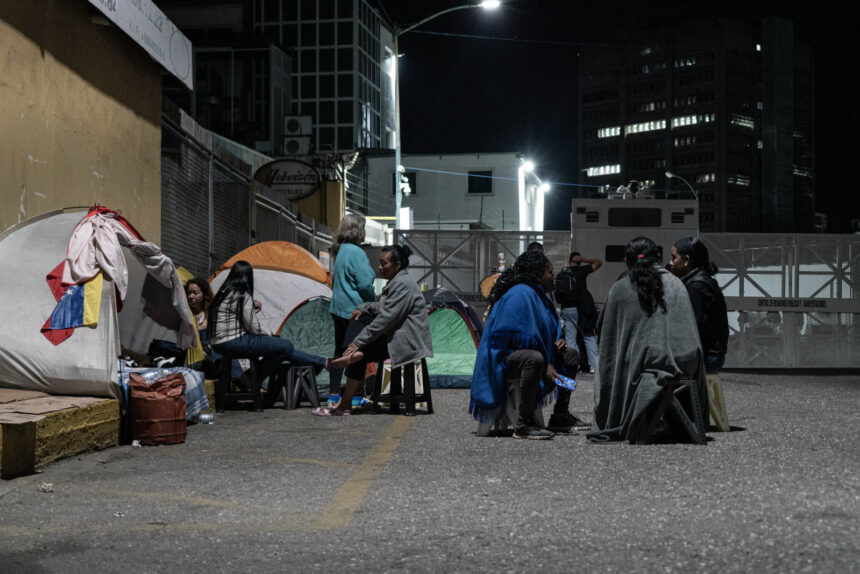 Un campamento de historias y sueños resiste frente a la Zona 7 de la PNB