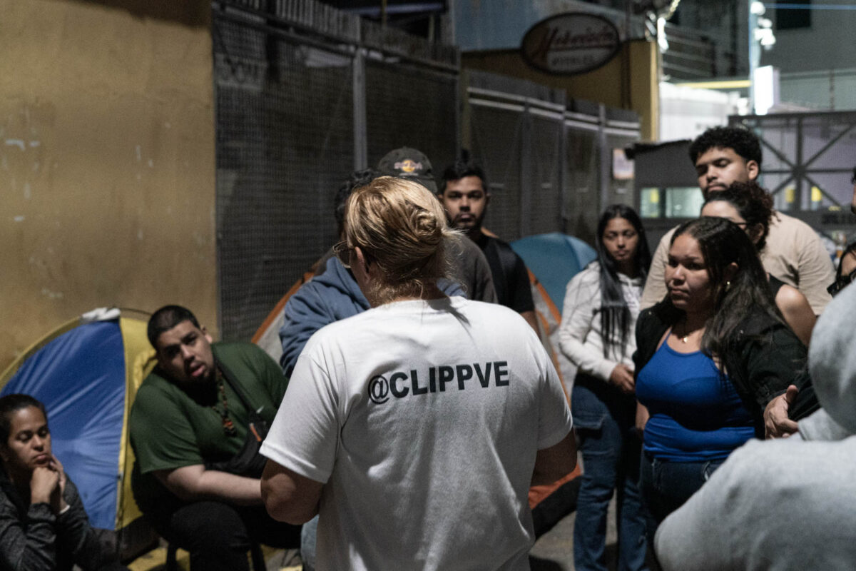Un campamento de historias y sueños resiste frente a la Zona 7 de la PNB