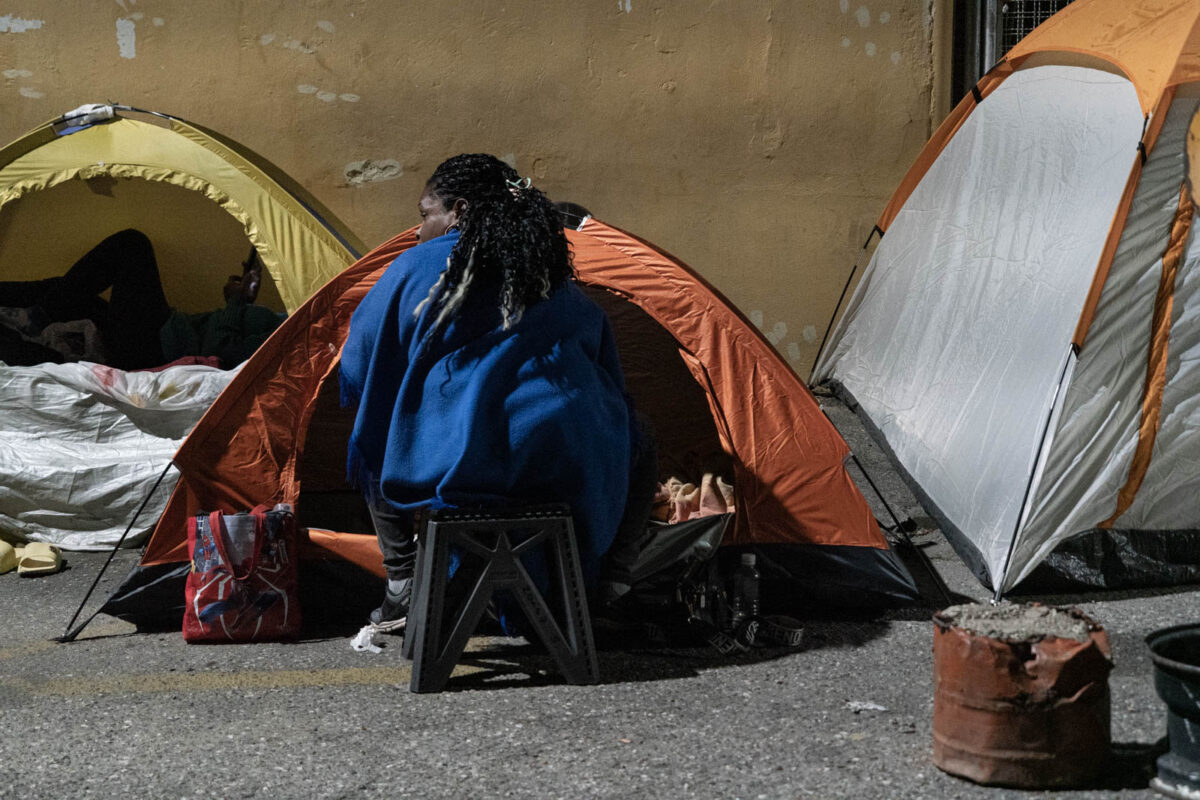 Un campamento de historias y sueños resiste frente a la Zona 7 de la PNB