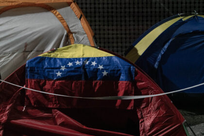 Un campamento de historias y sueños resiste frente a la Zona 7 de la PNB