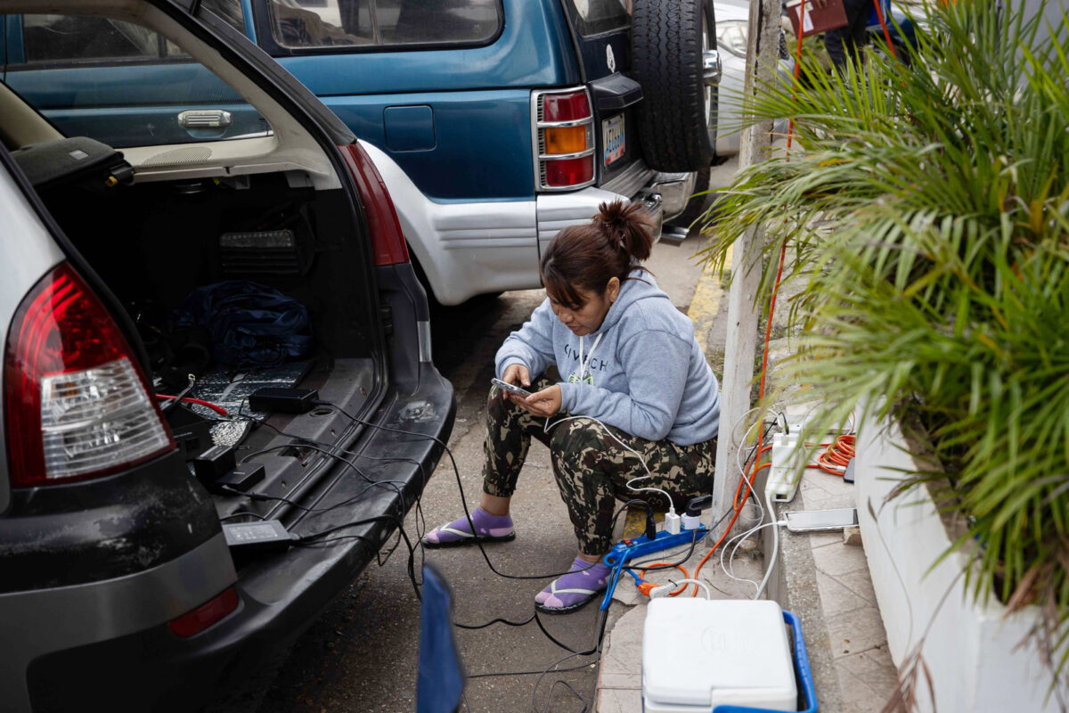 Comida, baños, traslados, los otros costos de esperar las excarcelaciones en Venezuela
